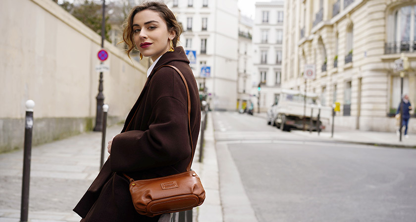 femme portant un sac cognac Mocca à Paris